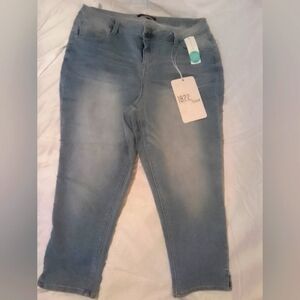 NWT 1822 Denim blue jean Capri's, size 16W, light wash